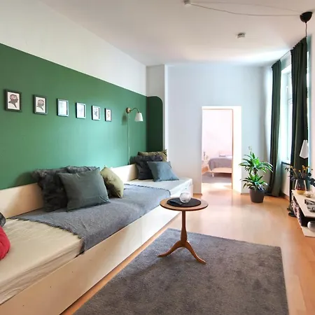 Vonbehling Boutique Mit 65zoll Tv Und Designerstuecken Apartment Halle (Saale)