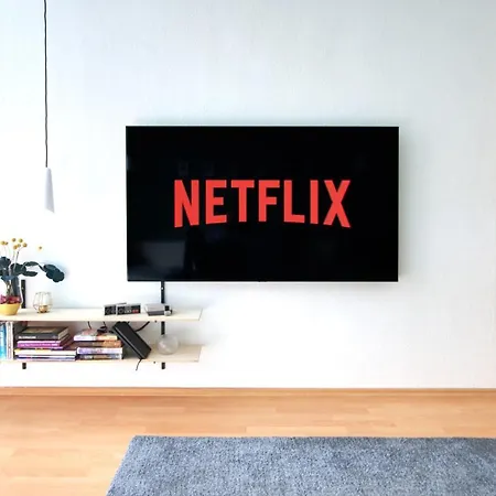 Vonbehling Boutique Mit 65zoll Tv Und Designerstuecken Apartment *