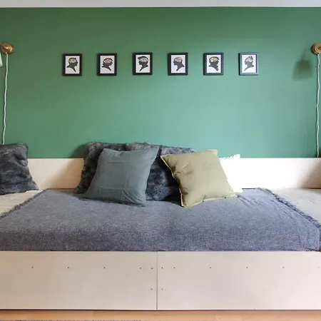 Vonbehling Boutique Mit 65zoll Tv Und Designerstuecken Apartment Halle (Saale)