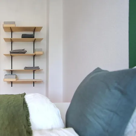 Vonbehling Boutique Mit 65zoll Tv Und Designerstuecken Apartment Halle (Saale)