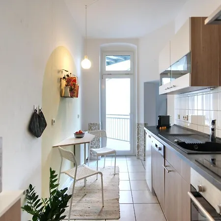 Vonbehling Boutique Mit 65zoll Tv Und Designerstuecken Apartment