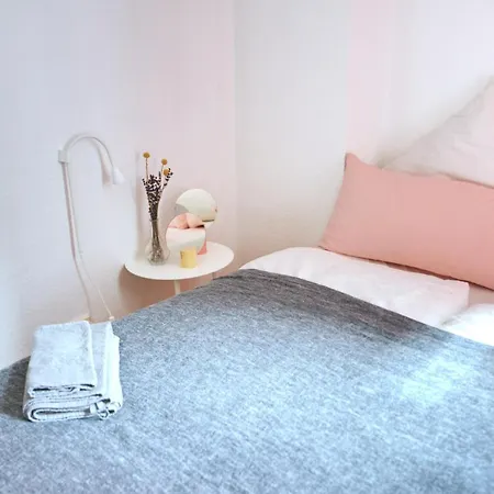 Vonbehling Boutique Mit 65zoll Tv Und Designerstuecken Apartment